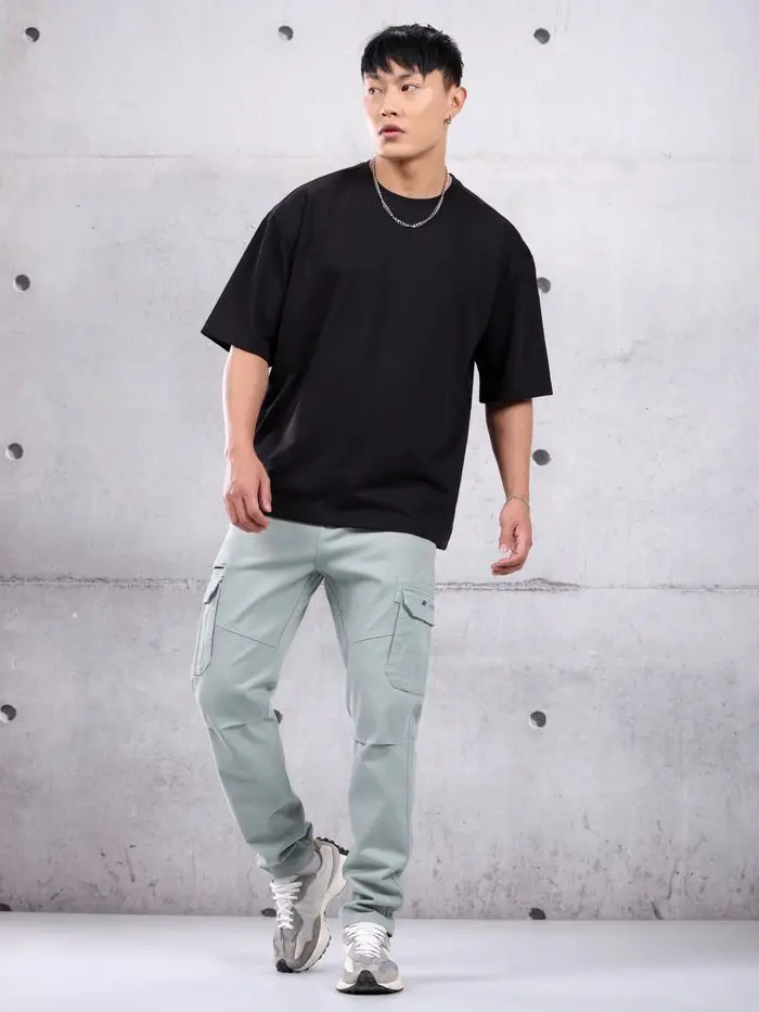 black_plain_oversized_t-shirt_for_men_full_view15_01_2024_700x933.webp